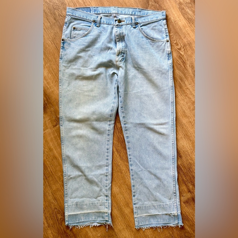 Vintage 1990’s Wrangler authentic relaxed fit jeans light wash 36x27